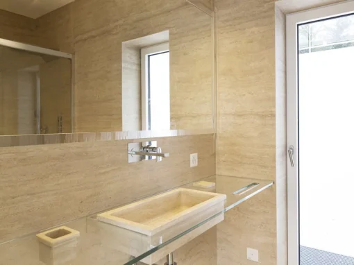 travertine-bathroom